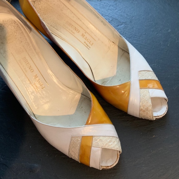 Vintage Two-Tone Peephole Pumps - Picture 14 of 15